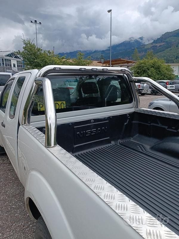 Bianco Usata 2007 Nissan Navara Pick-up | 13.350 € (Buon prezzo) - Immagine 1/4