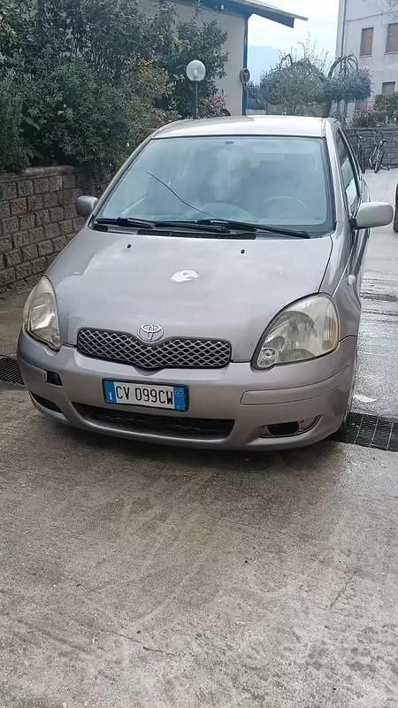 Usata Toyota Yaris Sol 75 CV (55 kW) 2005 Grigio Berlina
