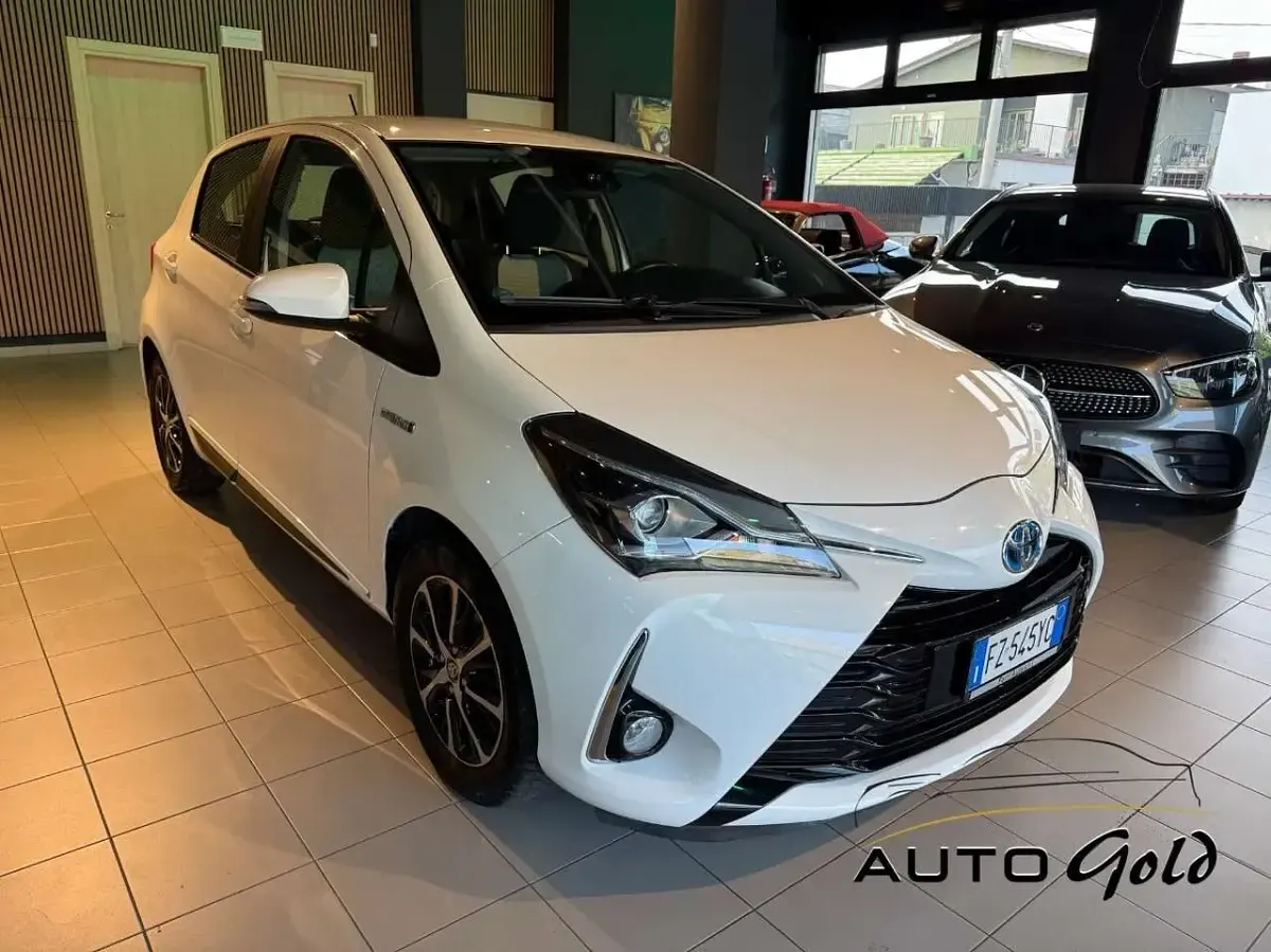 Usata Toyota Yaris Hybrid Cool 73 CV (53 kW) 2020 Other Berlina