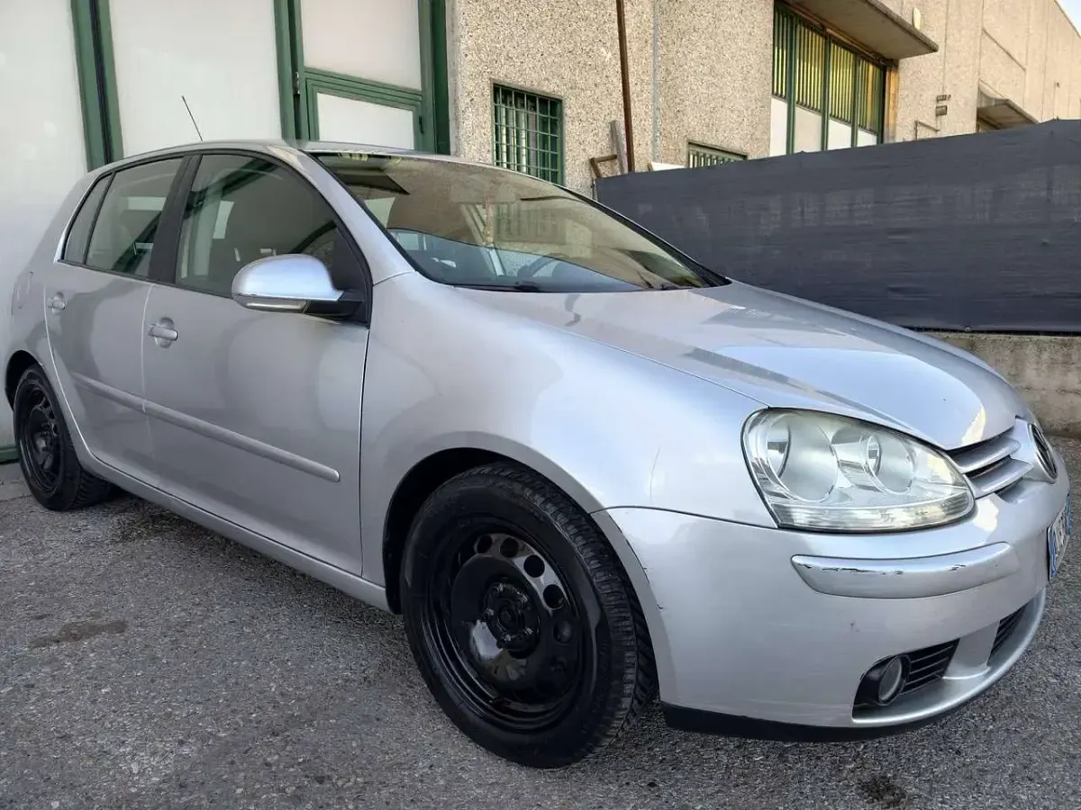 Usata VW Golf V 102 CV (75 kW) 2007 Argento Berlina