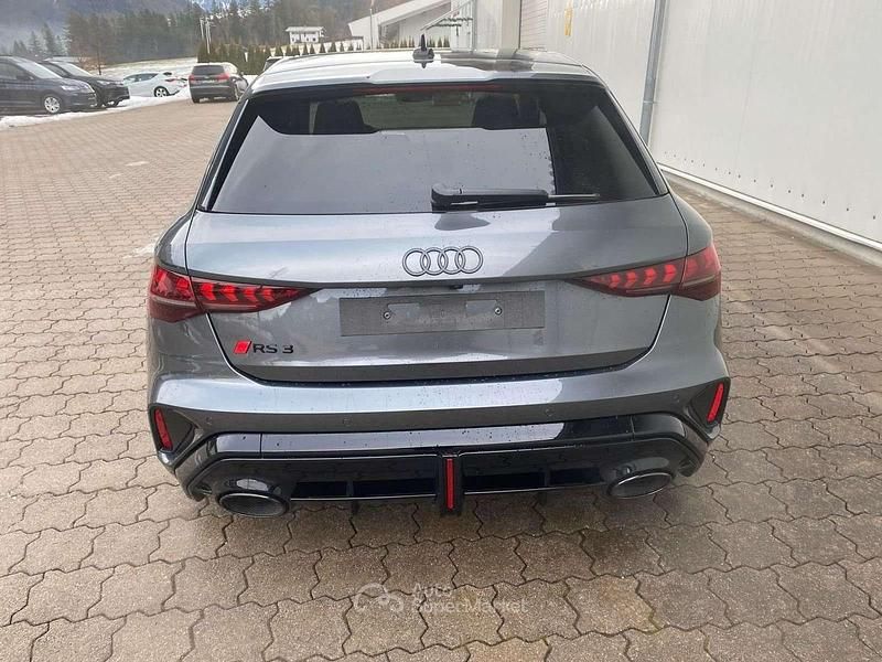 Nuova Audi RS3 Ambiente 400 CV (294 kW) 2025 Daytonagrau perleffekt Berlina