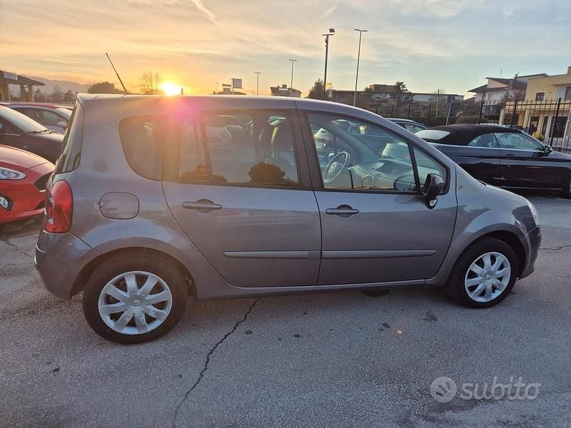 Usata Renault Modus 111 CV (81 kW) 2011 Grigio Monovolume