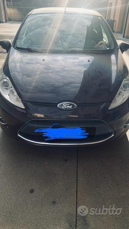 Usata Ford Fiesta 96 CV (70 kW) 2010 Rosso Utilitaria