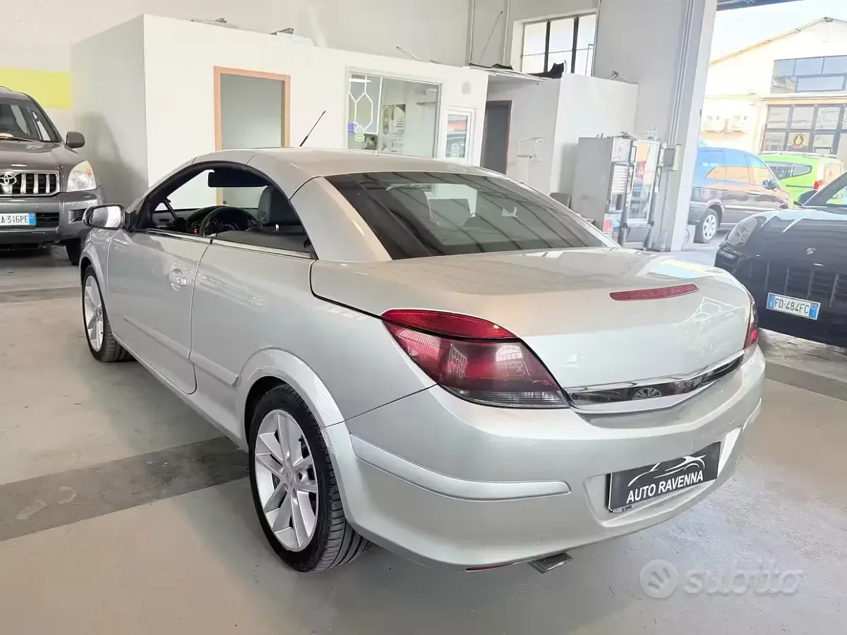 Usata Opel Astra Cosmo 150 CV (110 kW) 2007 Grigio Cabrio