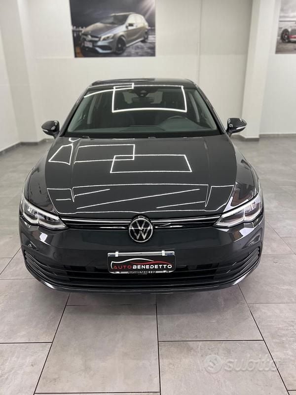 Usata VW Golf VIII Life 115 CV (84 kW) 2022 Grigio Berlina