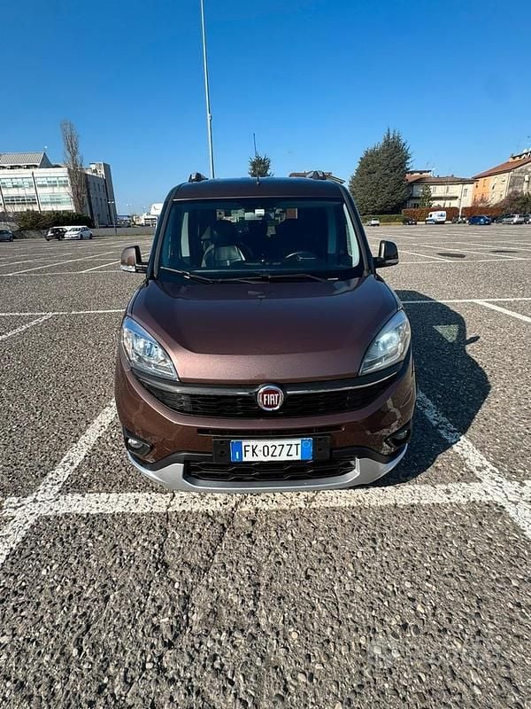 Usata Fiat Doblò Trekking 120 CV (88 kW) 2017 Marrone Monovolume