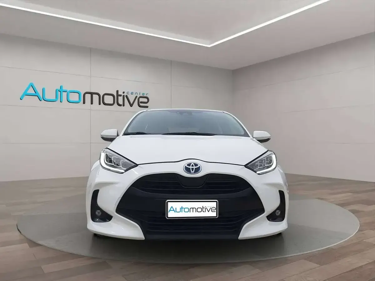 Usata Toyota Yaris Hybrid Trend 92 CV (67 kW) 2021 Bianco Berlina