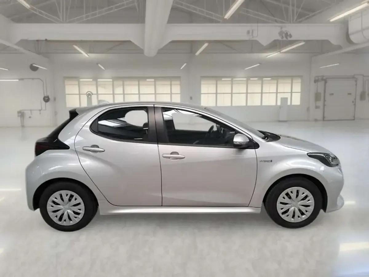Usata Toyota Yaris Hybrid Business Edition 92 CV (67 kW) 2021 Grigio Berlina