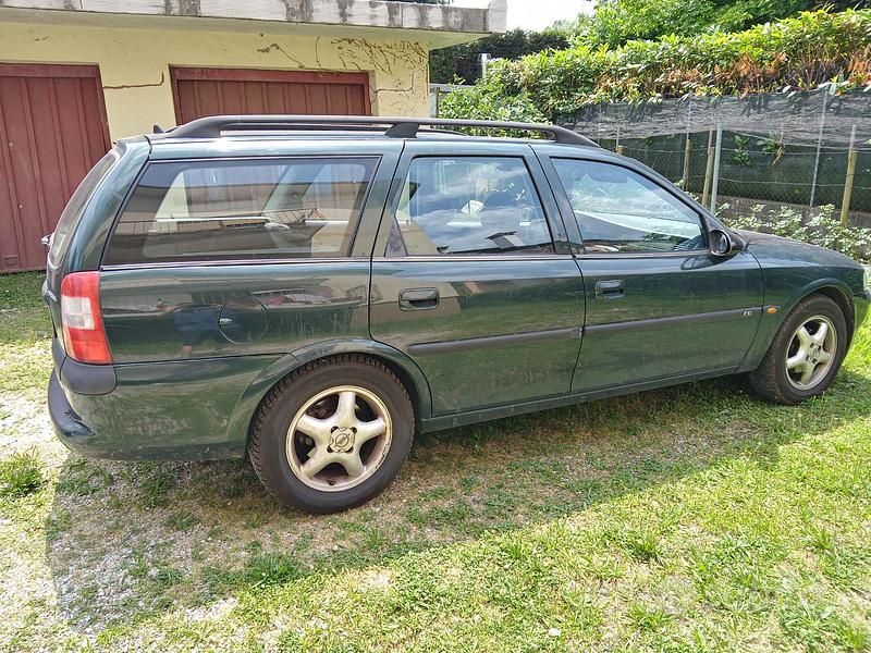 Usata Opel Vectra 101 CV (74 kW) 1999 Verde Station wagon