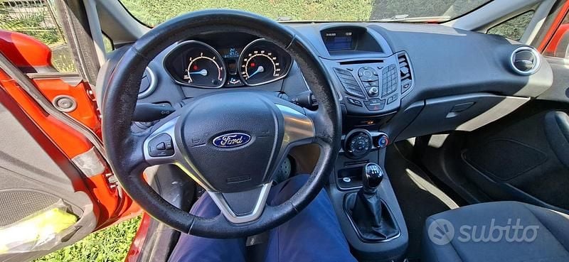Usata Ford Fiesta 75 CV (55 kW) 2017 Rosso Utilitaria