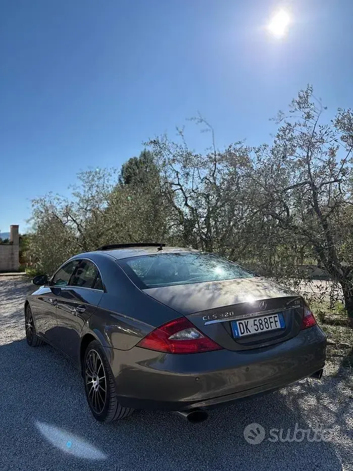 Usata Mercedes CLS320 224 CV (164 kW) 2007 Marrone Coupé