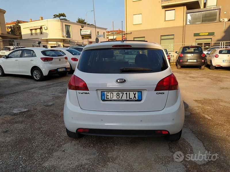 Usata Kia Venga 90 CV (66 kW) 2010 Bianco Utilitaria