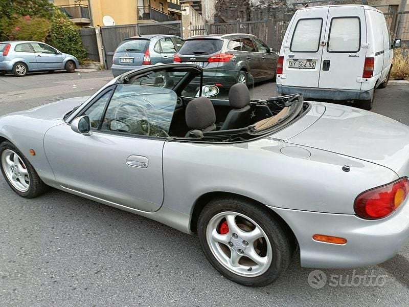 Usata Mazda MX5 110 CV (80 kW) 1999 Grigio Cabrio