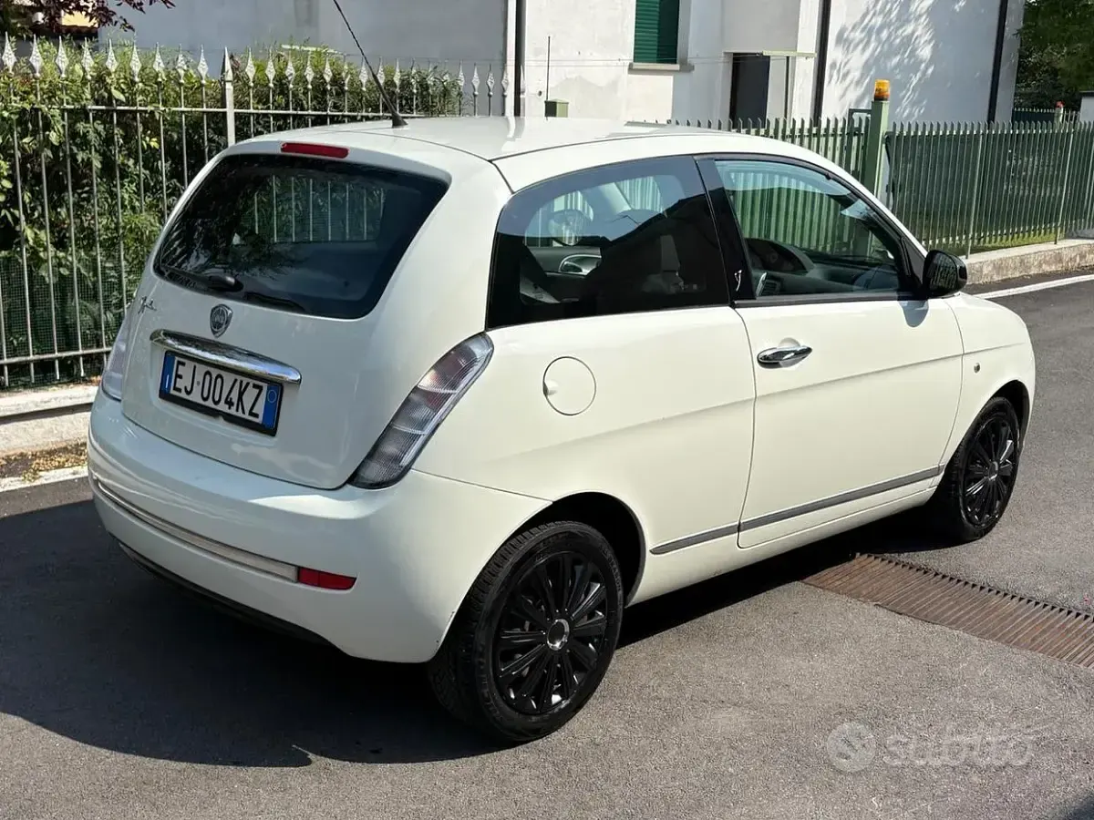 Usata Lancia Ypsilon Platinum 69 CV (50 kW) 2011 Bianco Utilitaria