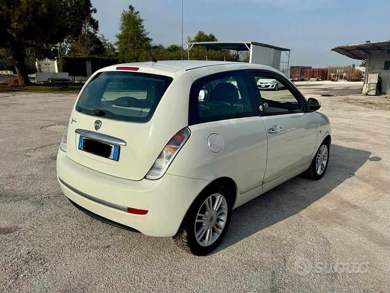 Usata Lancia Ypsilon 78 CV (57 kW) 2011 Bianco Utilitaria