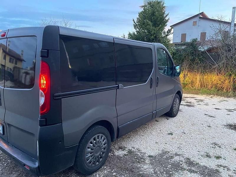 Usata Opel Vivaro 114 CV (83 kW) 2007 Grigio Monovolume