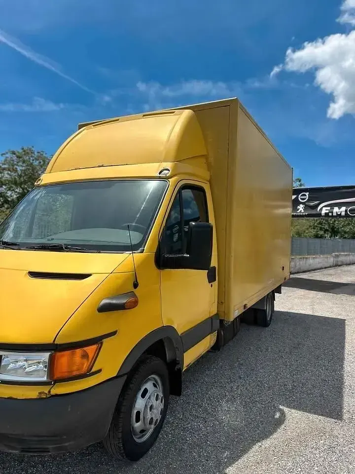 Usata Iveco Daily 85 CV (62 kW) 2001 Giallo