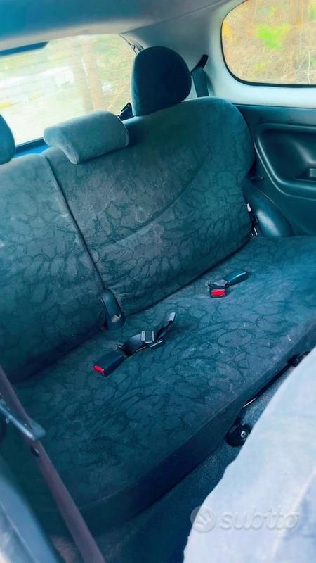 Usata Toyota Yaris 68 CV (50 kW) 2002 Blu Utilitaria