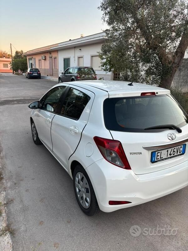 Usata Toyota Yaris 90 CV (66 kW) 2012 Bianco Utilitaria