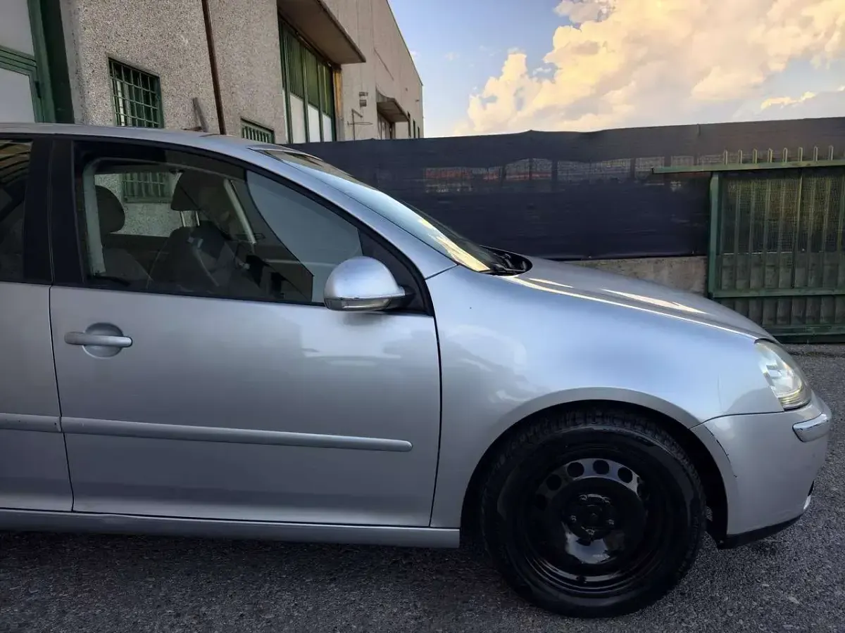 Usata VW Golf V 102 CV (75 kW) 2007 Argento Berlina