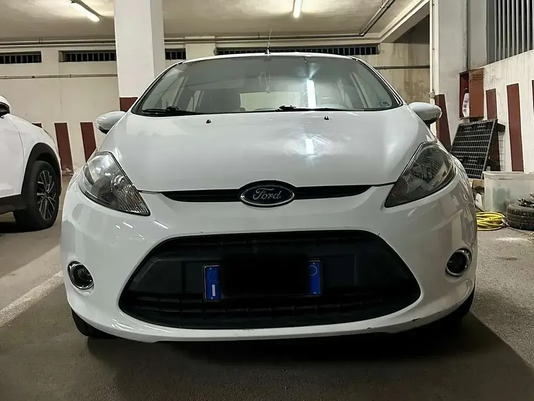 Usata Ford Fiesta Titanium 97 CV (71 kW) 2012 Bianco Berlina