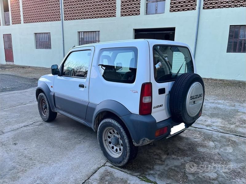 Second-hand Suzuki Jimny 86 CP (63 kW) 2006 Alb SUV