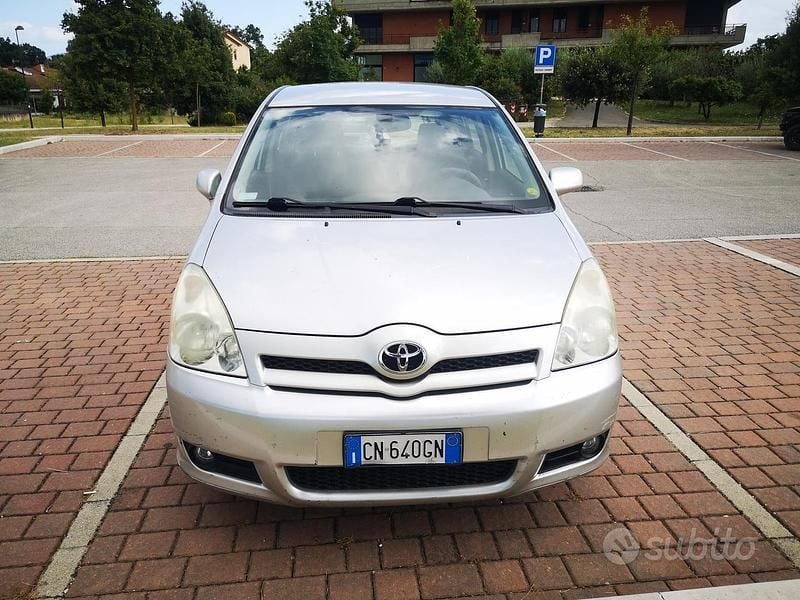 Usata Toyota Corolla Verso 2004 Grigio Monovolume