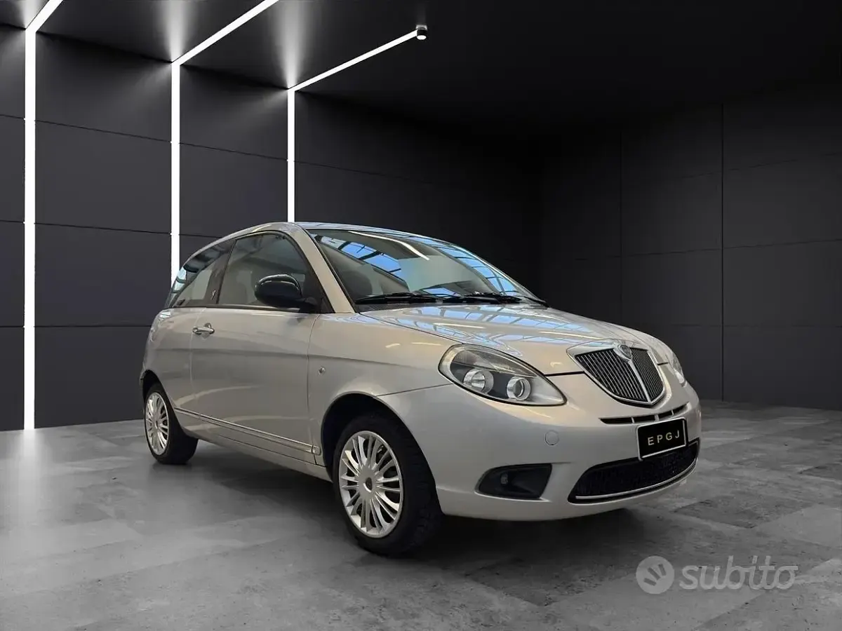 Usata Lancia Ypsilon 69 CV (50 kW) 2011 Grigio Utilitaria