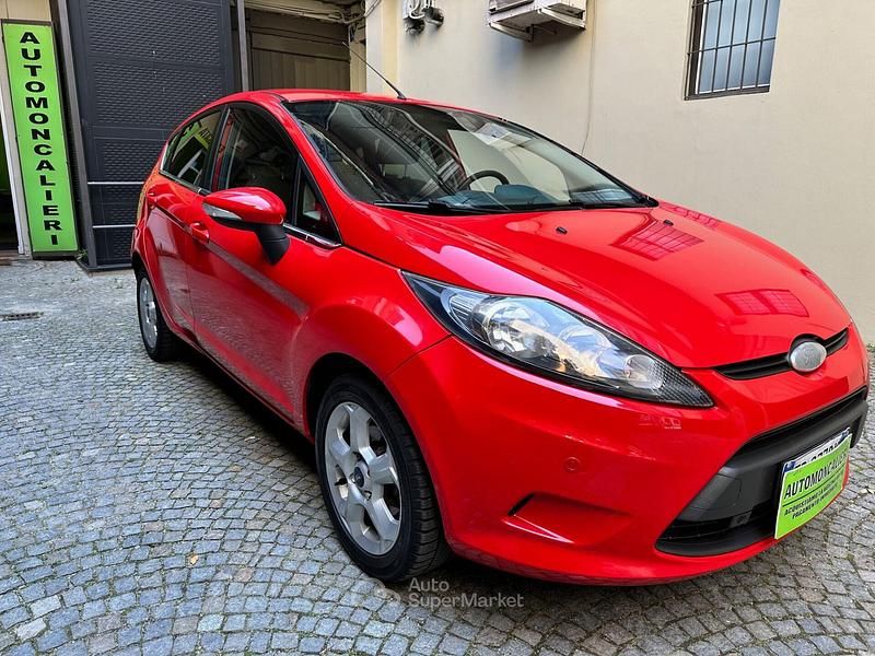 Rosso Usata 2010 Ford Fiesta Tre volumi | 5100 € (Buon prezzo) - Immagine 1/4