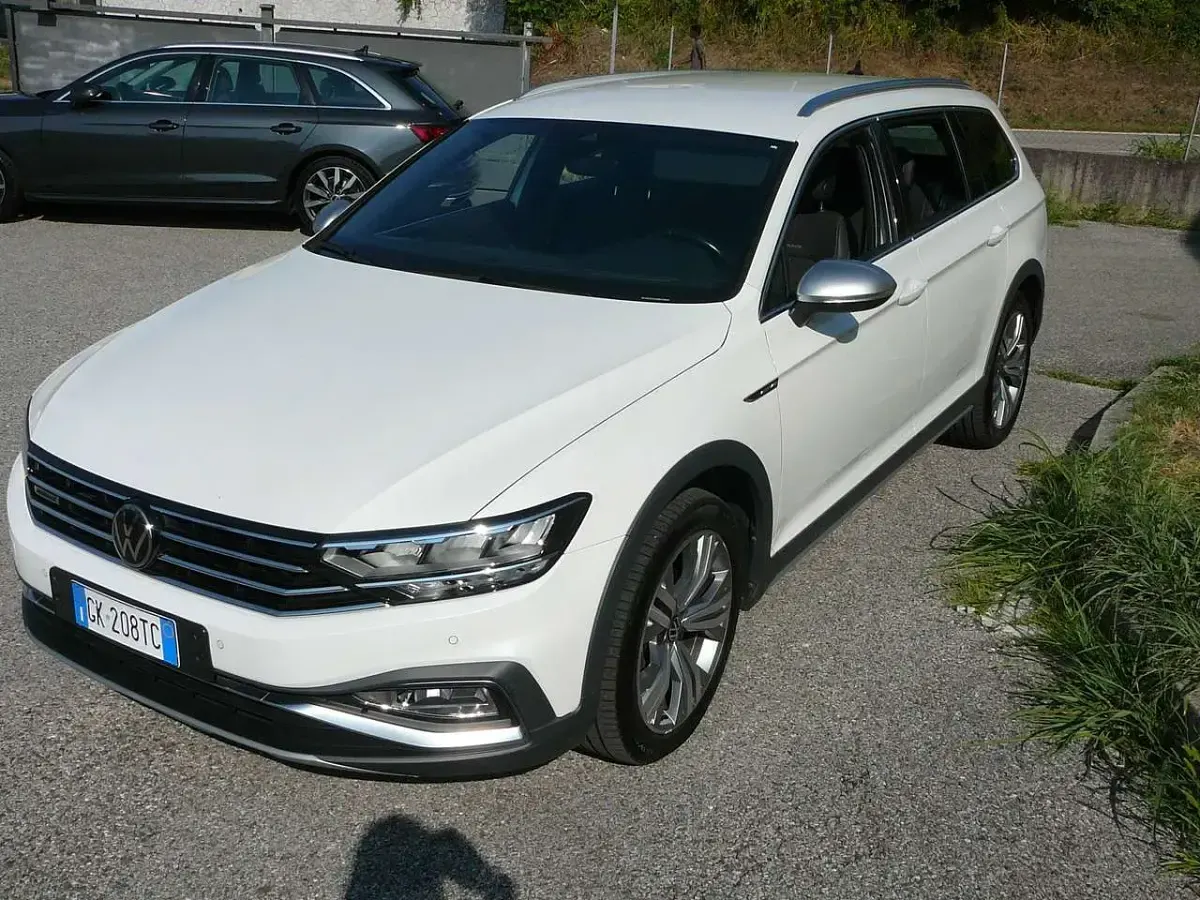 Usata VW Passat Alltrack 200 CV (147 kW) 2022 Bianco Station wagon