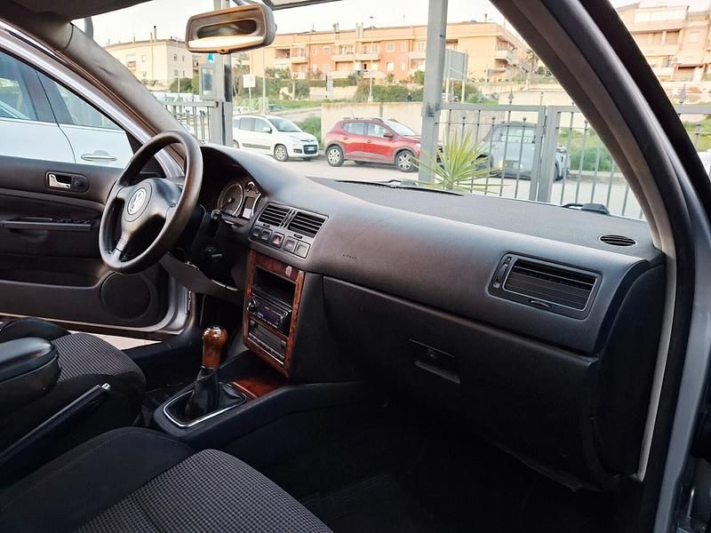 Usado VW Bora 130 CV (95 kW) 2003 Plateado Berlina