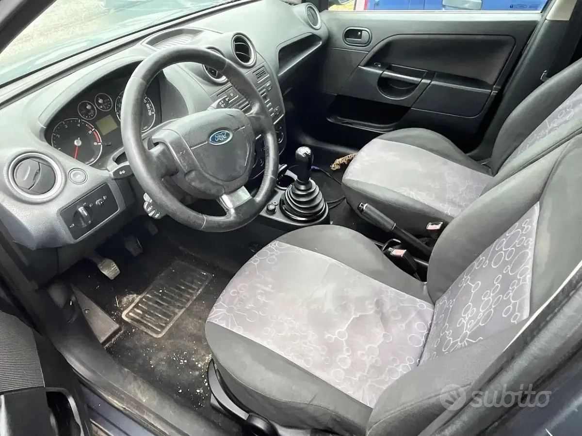 Begagnad Ford Fiesta Ghia 68 HK (50 kW) 2008 Grå Halvkombi