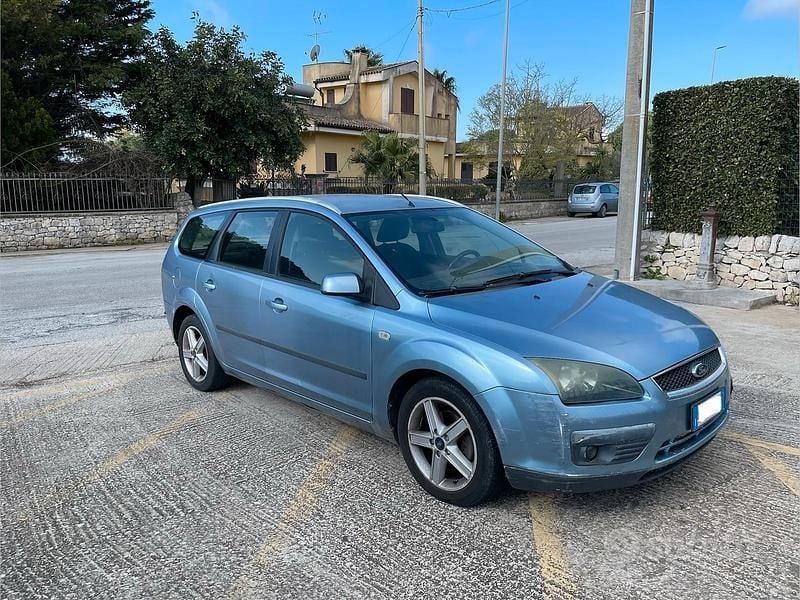 Begagnad Ford Focus 2006 Blå Kombi