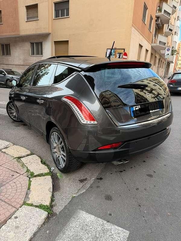 Usata Lancia Delta Gold 165 CV (121 kW) 2014 Grigio Utilitaria