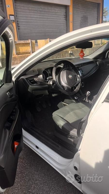 Usata Alfa Romeo Giulietta Distinctive 120 CV (88 kW) 2016 Bianco Utilitaria