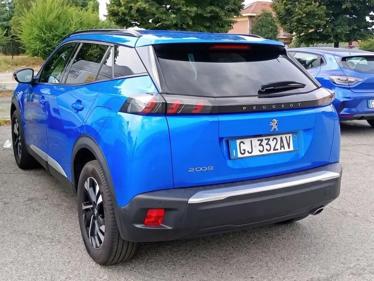 Usata Peugeot 2008 Allure 131 CV (96 kW) 2022 Blu vertigo SUV