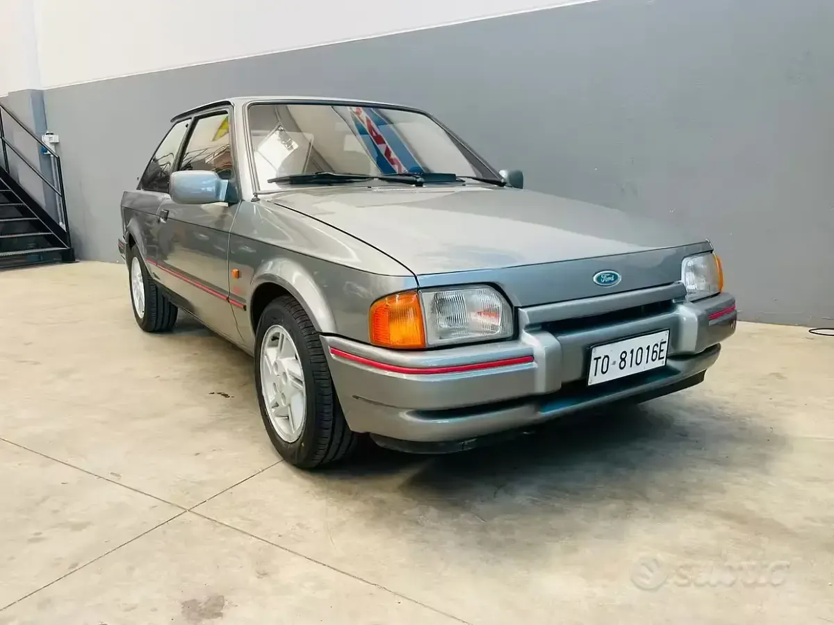 Usata Ford Escort 110 CV (80 kW) 1986 Grigio Coupé