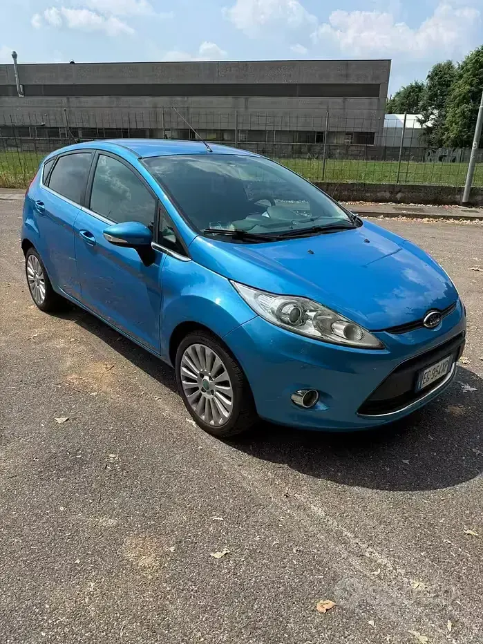 Usata Ford Fiesta 97 CV (71 kW) 2011 Bluazzurro Berlina