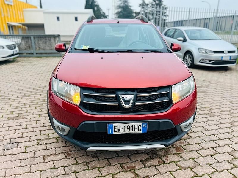 Usata Dacia Sandero Prestige 90 CV (66 kW) 2014 Rosso Berlina