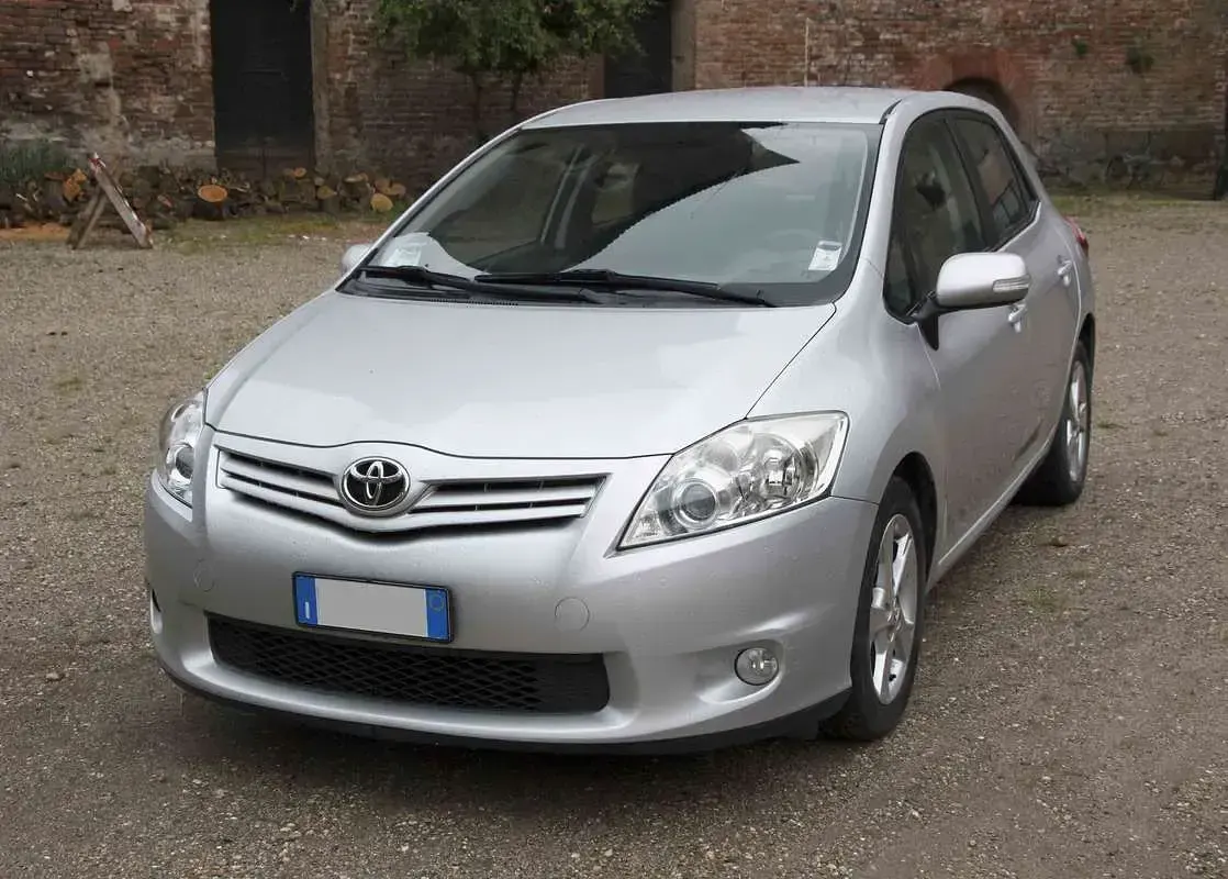 Usata Toyota Auris 90 CV (66 kW) 2010 Argento Utilitaria