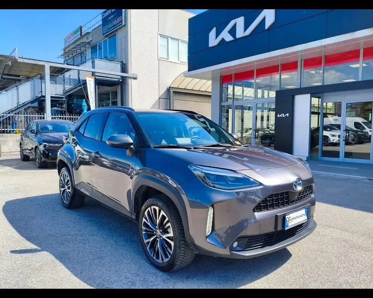 Usata Toyota Yaris Cross Lounge 92 CV (67 kW) 2023 Grigio SUV