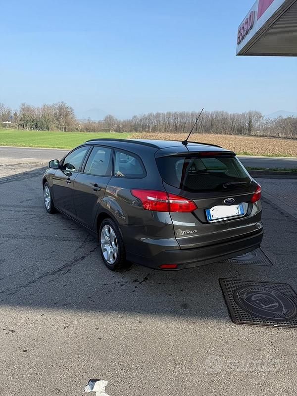 Usata Ford Focus 120 CV (88 kW) 2015 Grigio Station wagon