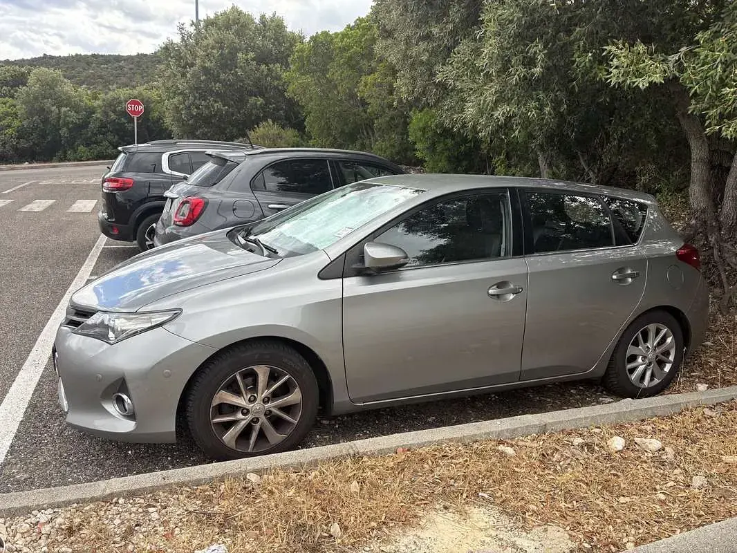 Usata Toyota Auris Lounge 90 CV (66 kW) 2013 Grigio Berlina