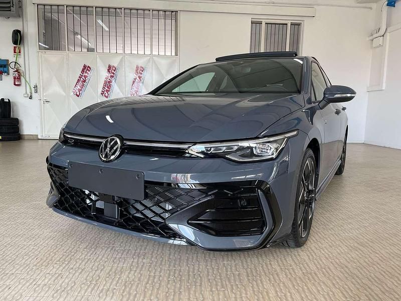 Dolphin grey metalizzato Nuova 2025 VW Golf VIII R-line Tre volumi | 38.800 € (Molto cara) - Immagine 1/4