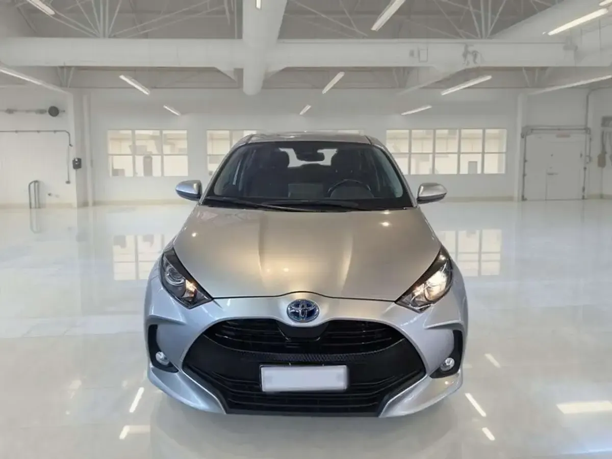 Usata Toyota Yaris Hybrid Active 92 CV (67 kW) 2022 Grigio Berlina