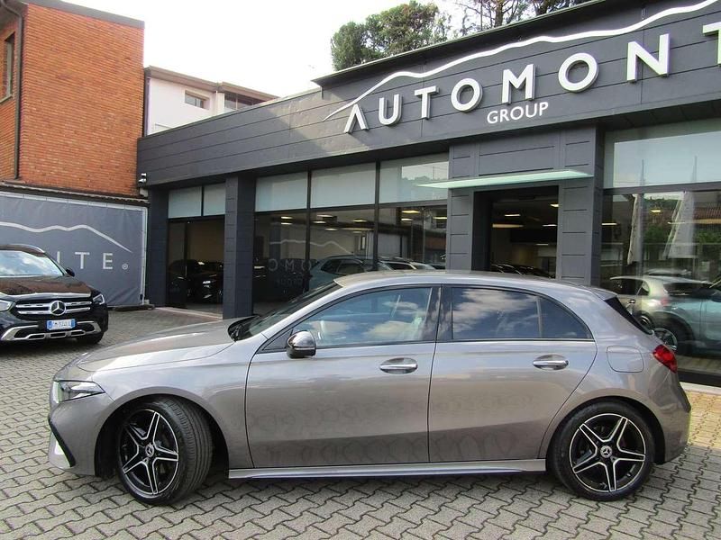 Usata Mercedes A180 AMG Line Premium 116 CV (85 kW) 2024 Grigio montagna Berlina