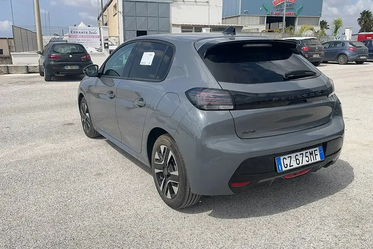 Usata Peugeot 208 Allure 100 CV (73 kW) 2025 Grigio selenium  metalli Utilitaria