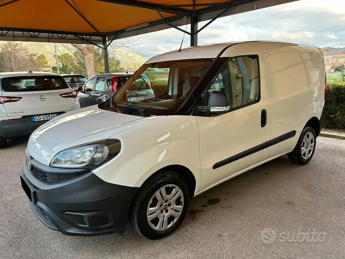 Usata Fiat Doblò Business 95 CV (69 kW) 2020 Bianco Monovolume