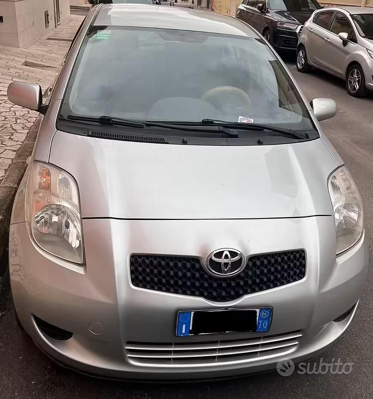 Usata Toyota Yaris 69 CV (50 kW) 2006 Grigio Utilitaria