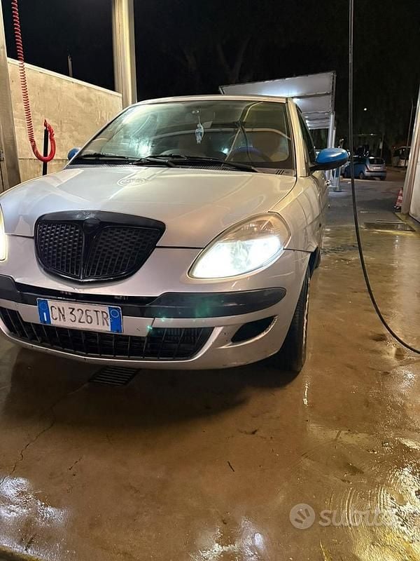 Grigio Usata 2004 Lancia Ypsilon Due volumi | 700 € (Buon prezzo) - Immagine 1/4